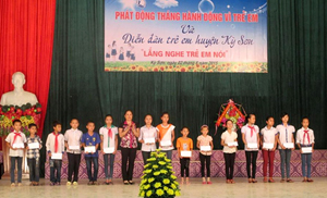 Lãnh đạo Hội LHPN huyện trao quà cho con em hội viên nghèo, có thành tích cao trong học tập tại buổi lễ.


