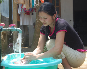 Được Nhà nước đầu tư, nhân dân đóng góp công sức, tiền của, đến nay trên 91% hộ dân xã Tân Mỹ (Lạc Sơn) đã được sử dụng nước sạch.

