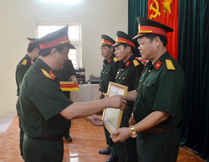 Đại diện lãnh đạo Bộ Tư lệnh Quân khu 3 trao Bằng khen của Bộ Quốc phòng và Quân khu 3 cho các tập thể, cá nhân LLVT tỉnh vì có thành tích xuất sắc trong phong trào thi đua quyết thắng.     


