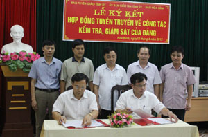 Lãnh đạo UBKT Tỉnh uỷ và Ban Tuyên giáo Tỉnh uỷ  ký kết hợp đồng tuyên truyền công tác KTGS của Đảng năm 2015.
