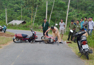 Trong 5 tháng đầu năm có đến 54% vụ TNGT do xe mô tô, xe gắn máy gây ra. Ảnh: TNGT trên tuyến tỉnh lộ 433 đoạn qua xã Tân Pheo (Đà Bắc)­­­­­­­­.