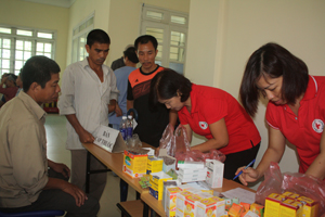 Cán bộ Hội Chữ thập đỏ thành phố Hòa Bình cấp phát thuốc miễn phí cho các gia đình chính sách.