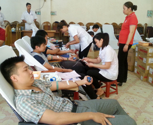 ĐV- TN tham gia hiến máu tại ngày hội.