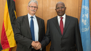 Chủ tịch Đại hội đồng Liên hợp quốc khóa 70, Mogens Lykketoft (bên trái) và Chủ tịch Đại hội đồng Liên hợp quốc khóa 69, Sam Kutesa. (Ảnh: UN).