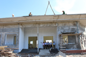 Hội đồng thẩm định NTM tỉnh và huyện đi kiểm tra công trình xây dựng nhà văn hoá trung tâm xã Yên Mông, TP. Hòa Bình.