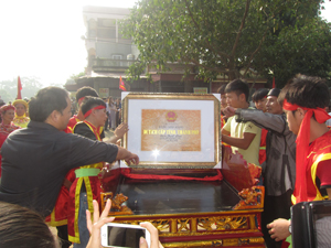 Đông đảo nhân dân dự lễ đón bằng xếp hạng di tích cấp tỉnh tại chùa Quất Lâm, xã Hòa Sơn (Lương Sơn).

