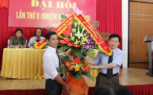 Đồng chí Nguyễn Văn Chương, Phó Chủ tịch UBND tỉnh tặng hoa chúc mừng Đại hội.

