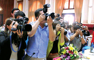 PV Báo Hòa Bình và các báo Đảng tác nghiệp tại Hội thảo báo Đảng các tỉnh Trung du và miền núi phía Bắc tổ chức tại Hòa Bình. Ảnh: HD.