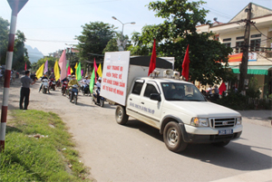 Đoàn tham gia diễu hành quanh thành phố Hòa Bình về các nội dung sức khỏe tình dục, sức khỏe sinh sản, nạo phá thai an toàn cho cộng đồng.