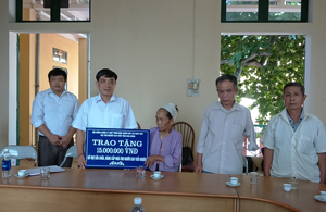 Lãnh đạo hội NCT tỉnh trao số tiền 15 triệu đồng hỗ trợ làm nhà  cho bà Nguyễn Thị Tiến, thôn Đồng Cạo, xã Thống Nhất (TP. Hòa Bình).