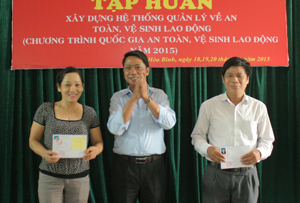 Cán bộ Sở LĐ-TB&XH trao giấy chứng nhận huấn luyện ATVSLĐ cho các học viên đạt loại giỏi.

 

