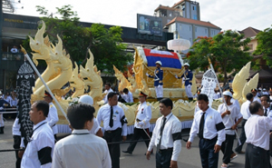 Linh cữu nhà lãnh đạo Chea Sim phủ trong quốc kỳ Campuchia, được rước qua một số tuyến phố với hàng nghìn người dân đứng tiễn đưa dọc hai bên đường.