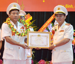 Thượng tá Nguyễn Ngọc Quang  được Giám đốc Công an tỉnh tặng giấy khen tại Đại hội thi đua Vì ANTQ giai đoạn 2010 - 2015.