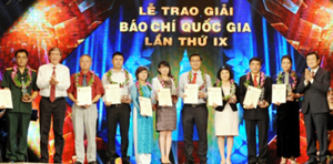 Chủ tịch nước Trương Tấn Sang và đồng chí Đinh Thế Huynh trao giải A cho các tác giả đoạt giải. Ảnh: TRẦN HẢI