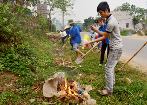 Thực hiện phong trào “Ngày thứ bảy tình nguyện”, ĐV-TN xã Tú Sơn (Kim Bôi) tích cực thu gom rác thải, làm sạch đường làng, ngõ xóm.