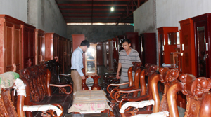 Cửa hàng đồ gỗ của anh Vũ Văn Minh (xóm Nam Hoà 2, xã Xuất Hóa) được mở rộng, góp phần cải thiện cuộc sống, tăng thu nhập cho gia đình.