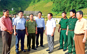 Các đồng chí lãnh đạo tỉnh, huyện Mai Châu kiểm tra tình hình thực hiện Dự án cung cấp nước sạch tại xóm Hang Kia 1, xã Hang Kia.