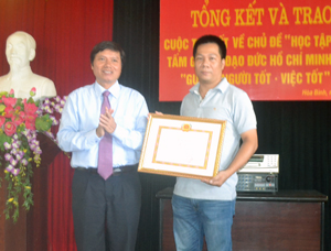 Đồng chí Trần Đăng Ninh, Phó Bí thư Thường trực Tỉnh ủy trao giải nhất cuộc thi viết về “Gương người tốt-việc tốt” cho tác giả Mạnh Hùng (Báo Hòa Bình).