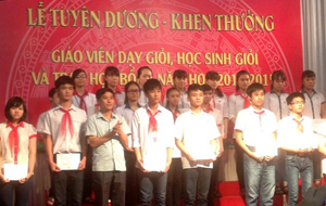 Trẻ em thành phố Hoà Bình trong lễ tuyên duơng khen thưởng học sinh giỏi và trao học bổng năm học 2014  - 2015.