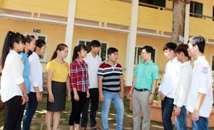 Các thầy, cô giáo trường THPT Kỳ Sơn trao đổi, chia sẻ và động viên các em học sinh lớp 12 trong đợt ôn tập cao điểm tháng 6/2015.