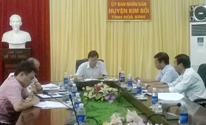 Đồng chí Bùi Văn cửu, Phó Chủ tịch TT UBND tỉnh và Đoàn công tác làm việc với lãnh đạo huyện Kim Bôi về tình hình thực hiện dự án giảm nghèo trên địa bàn huyện.
