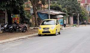 Đường 433 đoạn qua thị trấn Đà Bắc được cải tạo, làm lại mặt đường đảm bảo giao thông thuận lợi, thông suốt.