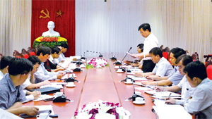 Lãnh đạo Huyện ủy Kỳ Sơn tiếp thu các ý kiến góp ý, bổ sung của BTV Tỉnh uỷ  vào văn kiện Đại hội Đảng bộ huyện nhiệm kỳ mới.