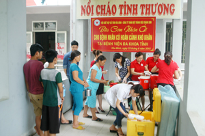 Lãnh đạo Hội CTĐ tỉnh, Công ty TNHH một thành viên Thành Sơn - Hòa Bình phát cơm cho bệnh nhân tại Bệnh viện Đa khoa tỉnh.