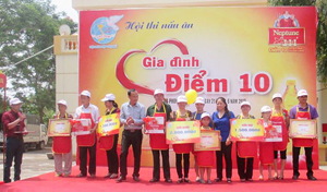 Đại diện lãnh đạo Hội LHPN tỉnh, huyện Cao Phong và nhà tài trợ tặng quà cho các gia đình đạt giải.