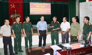 Đồng chí Nguyễn Văn Quang,  Chủ tịch UBND tỉnh và các đại biểu trao đổi tại hội nghị.