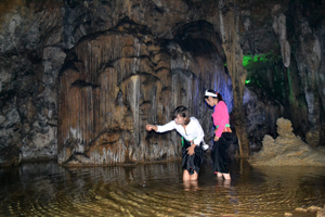 Quần thể hang động núi Đầu Rồng tại thị trấn Cao Phong thu hút du khách đến thăm quan.