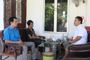 Anh Phan Nam Hưng (bên phải), Chủ nhiệm CLB Sao Đổi Ngôi trao đổi với Đội hoạt động tình nguyện xã hội phường Chăm Mát (TP Hòa Bình).