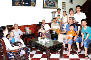 Ngày nay vẫn còn nhiều gia đình 3 - 4  thế hệ cùng chung sống đầm ấm, hạnh phúc. (ảnh: Gia đình ông bà Hồ Quang Bích, tổ 17, phường Phương Lâm (TPHB) luôn chung sống hạnh phúc).