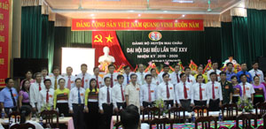 BCH Đảng bộ huyện Mai Châu khoá XXV, nhiệm kỳ 2015-2020 ra mắt Đại hội.