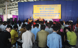 Đông đảo công nhân khu công nghiệp Lương Sơn tham dự buổi nói chuyện chuyên đề nhân ngày gia đình Việt Nam.