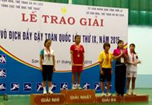 BTC trao huy chương vàng cho VĐV Nguyễn Thị Chăm của đoàn VĐV tỉnh ta.