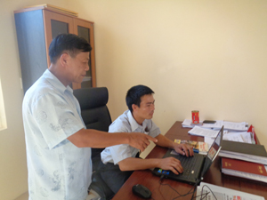 Cán bộ xã Mông Hoá (Kỳ Sơn) đẩy mạnh ứng dụng  CNTT nâng cao hiêu quả công việc.