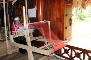Phụ nữ xã Phong Phú (Tân Lạc) lưu giữ và phát triển nghề dệt thổ cẩm mang lại thu nhập cao.