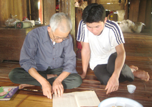 Bí thư chi bộ xóm Cang, xã Đoàn Kết (Người bên trái ảnh) trao đổi với đảng viên trẻ về tình hình phát triển KT-XH.