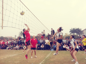 Mỗi năm, tại các xã, thị trấn ở Lương Sơn đều tổ chức được gần 70 giải thể thao cơ sở (bóng chuyền hơi, bóng chuyền, cầu lông, bóng bàn, thể thao dân tộc, việt dã…) thu hút được sự tham gia của đông đảo người hâm mộ. Trong ảnh: Giải bóng chuyền phụ nữ huyện Lương Sơn trên cơ sở phối hợp liên tịch giữa Hội phụ nữ huyện và ngành VH-TT.