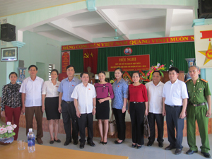 Đoàn ĐBQH tỉnh tiếp xúc với cử tri huyện Lạc Sơn.
