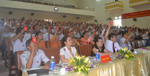 Các đại biểu biểu quyết thông qua Nghị quyết Đại hội Đảng bộ huyện Cao Phong, nhiệm kỳ 2015- 2020.
