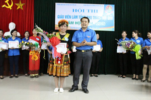Đại diện BTC trao giải cho thí sinh Bùi Thị Phương, giáo viên làm TPT Đội trường THCS Gia Mô đạt giải nhất tại hội thi.