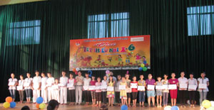 Đại diện lãnh đạo Tỉnh đoàn, Tổ chức GNI Việt Nam trao học bổng cho các bạn học sinh có thành tích học tập xuất sắc tại Trung tâm.