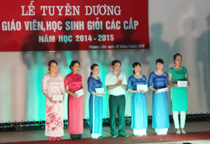 Lãnh đạo phường Phương Lâm trao thưởng cho giáo viên dạy giỏi cấp tỉnh.
