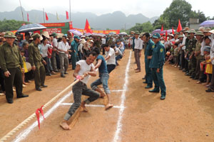 Xã Phú Thành (Lạc Thuỷ) tổ chức giải kéo co thu hút đông đảo VĐV tham gia.