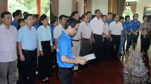 Đại diện báo Đảng các tỉnh, thành phố báo công với Bác tại Nhà lưu niệm Chủ tịch Hồ Chí Minh với Vĩnh Phúc.