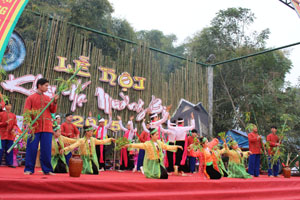 Nhằm phát triển du lịch cộng đồng, xã Phong Phú (Tân Lạc) xây dựng các đội văn nghệ quần chúng, phục vụ khách thăm quan du lịch. Ảnh: Biểu diễn văn nghệ tại lễ hội Khai hạ Mường Bi năm 2015.