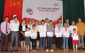 Đại diện Công ty Prudential Việt Nam trao học bổng cho các em học sinh nghèo học giỏi huyện Cao Phong.