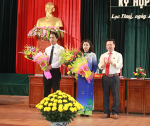 Đồng chí Bùi Văn Trường, Phó Bí thư thường trực Huyện uỷ, Chủ tịch HĐND huyện tặng hoa chúc mừng 2 đồng chí Phó Chủ tịch HĐND huyện khoá XIX, nhiệm kỳ 2016 - 2021.